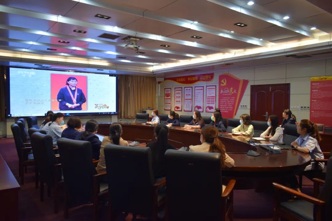1651886905884782.jpg 2022年5月6日,运河煤矿组织开展学习“张桂梅”事迹座谈会(张弘 沙诚 丁晓晓).jpg