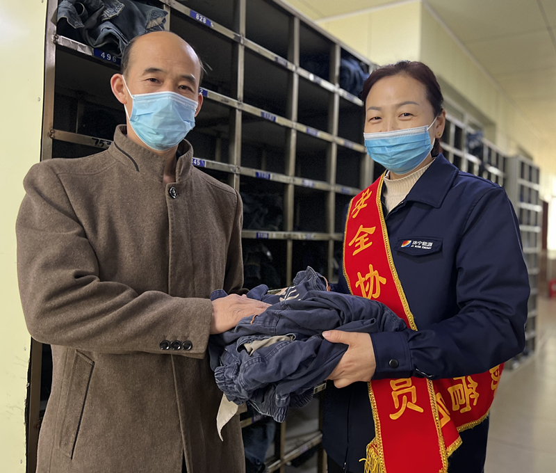1681454080677822.jpg 2023年3月,女工协管为职工缝补衣服。(地点:义桥煤矿,拍摄:梁益庆)_副本.jpg