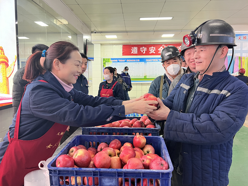 1681454190377803.jpg 2023年2月,义桥煤矿女工协管员为下井职工送平安果。(地点:义桥煤矿,拍摄:梁益庆)_副本.jpg
