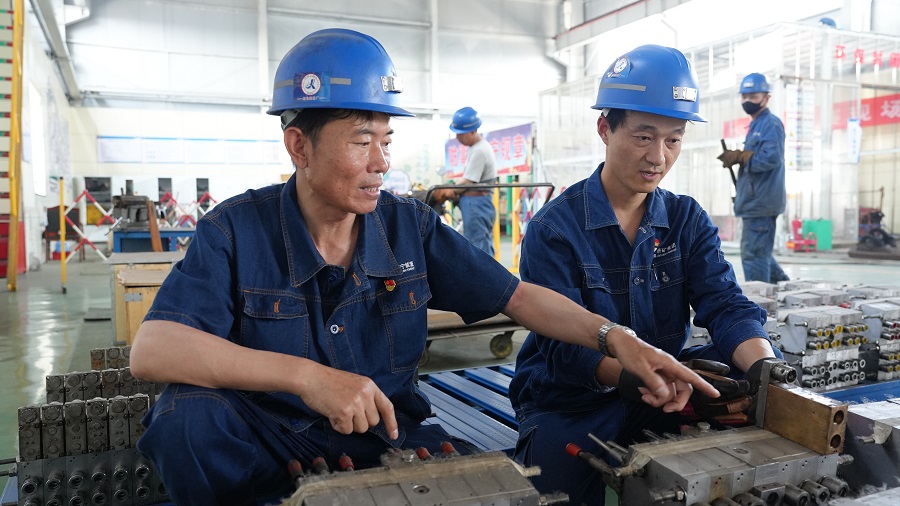 1685516497127073.jpg 2023年5月,义桥煤矿机修厂党支部组织党员展开展维修节约擂台赛。(地点:义桥煤矿,拍摄:黄静)1111.jpg