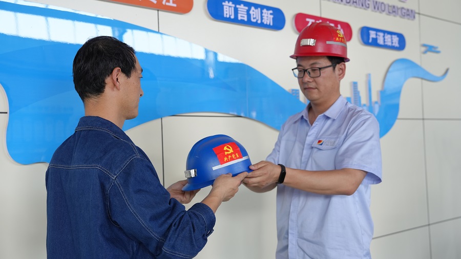 1685516526692766.jpg 2023年5月,义桥煤矿机修厂为上岗党员配发印有共产党员字样的安全帽。(地点:义桥煤矿,拍摄:黄静)111.jpg