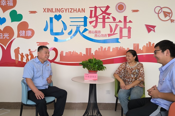 1691462130103039.jpg 花园煤矿充分发挥一线工作法,广大管理人员深入职工与职工面对面交流,全面了解职工诉求。图为该矿综采工区支部书记赵伟正在与职工谈心交流。(地点:花园煤矿 摄影:仇文)_副本.jpg