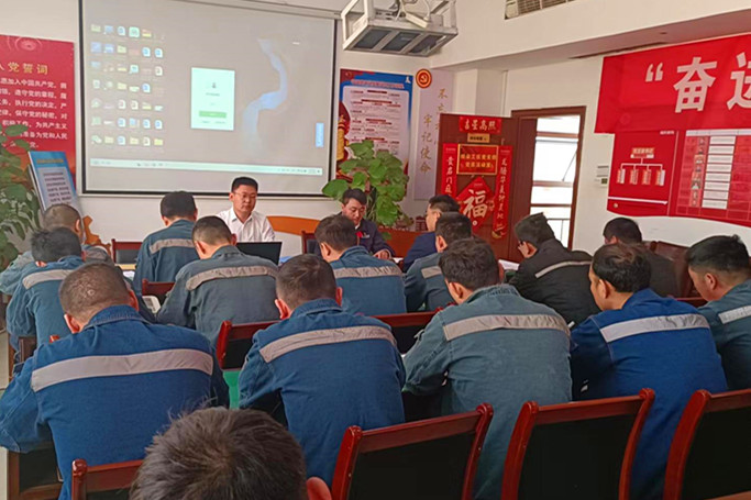 1711949456109378.jpg 3月29日,辛光明参加综采工区班前会_副本.jpg