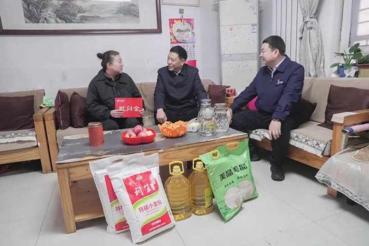 英国威廉希尔唯一官网领导带队开展走访慰问