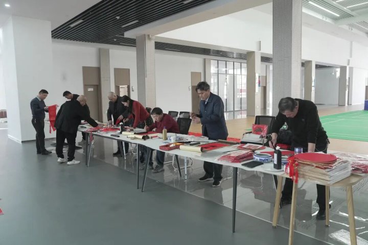 英国威廉希尔唯一官网书画协会开展写春联送祝福活动