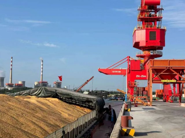 济州港粮食产业园迎来首批南通至济宁小麦货船