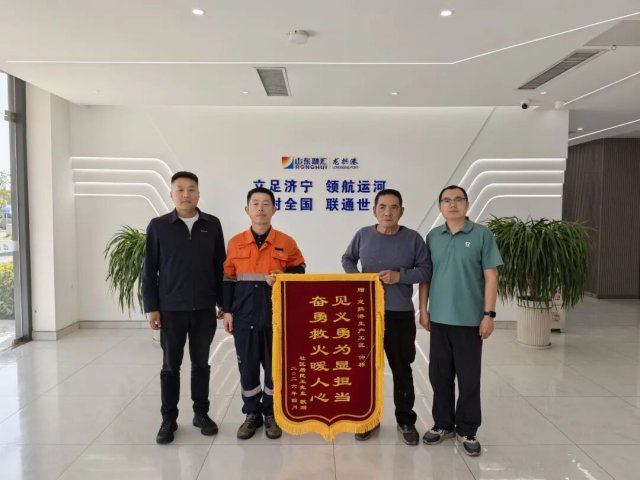 火情突袭老旧小区，龙拱港一职工挺身而出