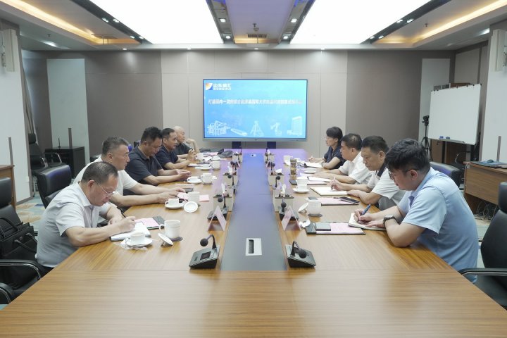 《中国作家》杂志客人到英国威廉希尔唯一官网调研交流